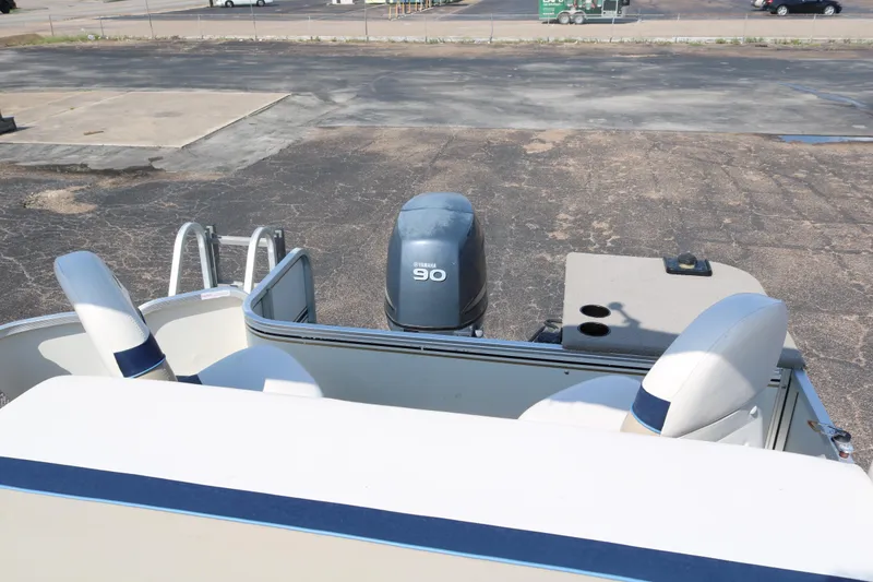 Slide: The Image of 2005 G3 SunCatcher LX 22 Fish & Cruise boat with Yamaha 90 engine, rear view. - 22