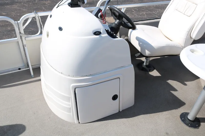 Slide: The Image of 2005 G3 SunCatcher LX 22 Fish & Cruise boat interior with steering console and seat. - 29