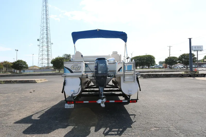 Slide: The Image of 2005 G3 SunCatcher LX 22 Fish & Cruise pontoon boat with Yamaha 90 engine, parked outdoors. - 5