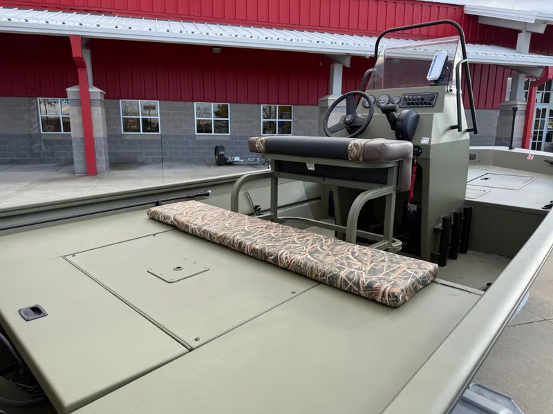 Slide: The Image of Crestliner C166FC 2026 - 18