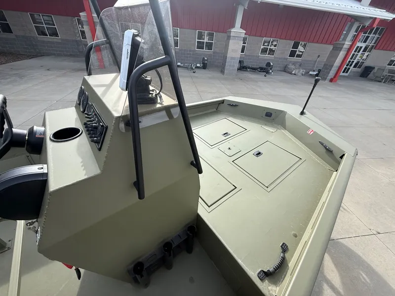 Slide: The Image of Crestliner C166FC 2026 - 22