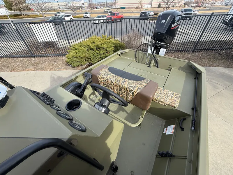 Slide: The Image of Crestliner C166FC 2026 - 24