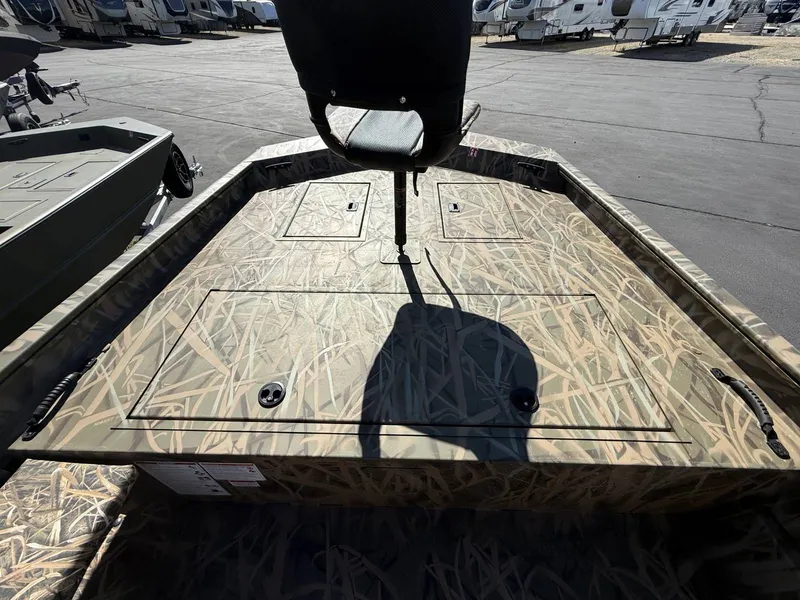 Slide: The Image of Crestliner C2070SH 2026 - 10