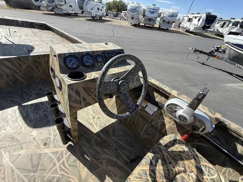 Slide: The Image of Crestliner C2070SH 2026 - 13