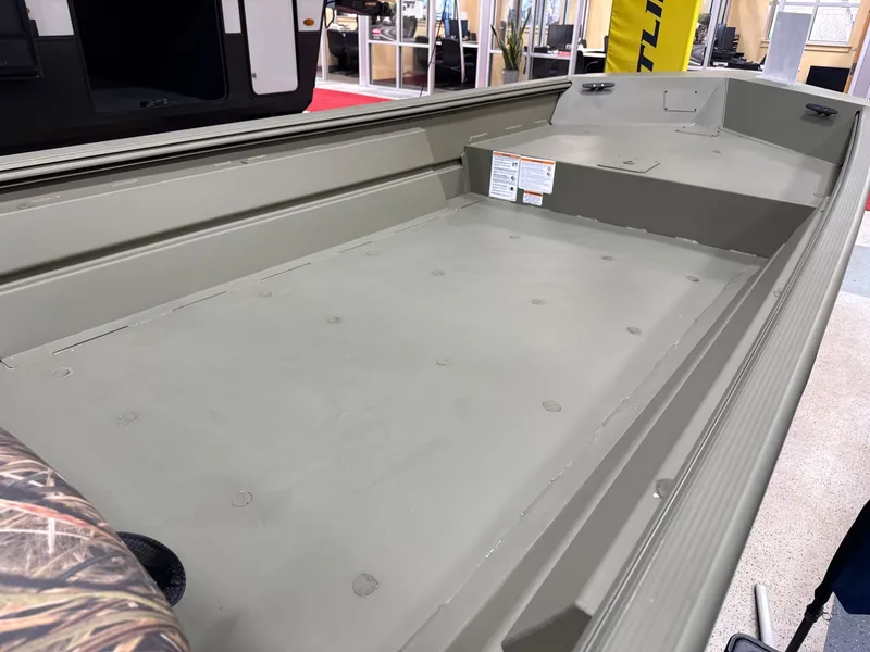 Slide: The Image of Crestliner C2070SH 2026 - 21