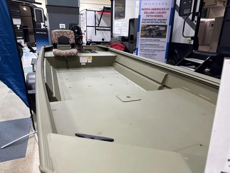 Slide: The Image of Crestliner C2070SH 2026 - 22