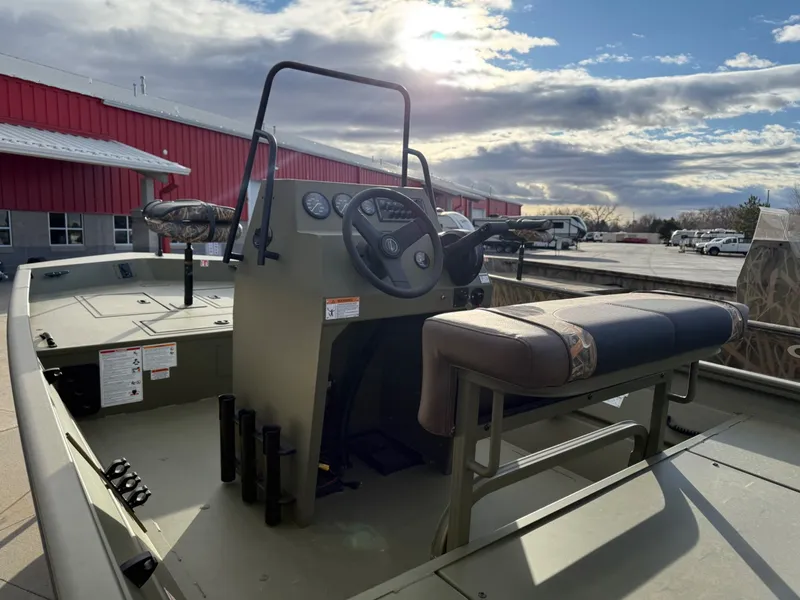 Slide: The Image of Crestliner C186TN 2026 - 8