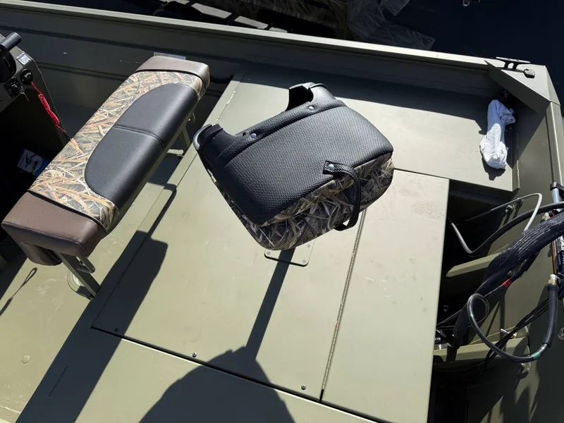 Slide: The Image of Crestliner C2070C 2026 - 7