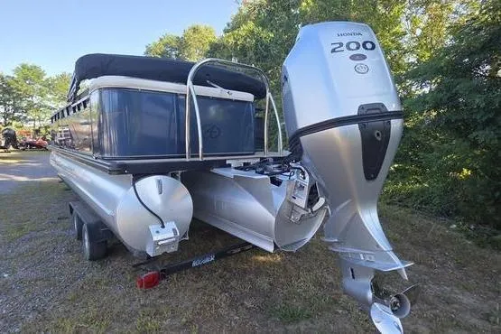 Slide: The Image of 2023 Avalon 2380 VENTURE CRUISE pontoon boat with Honda 200 outboard motor. - 9