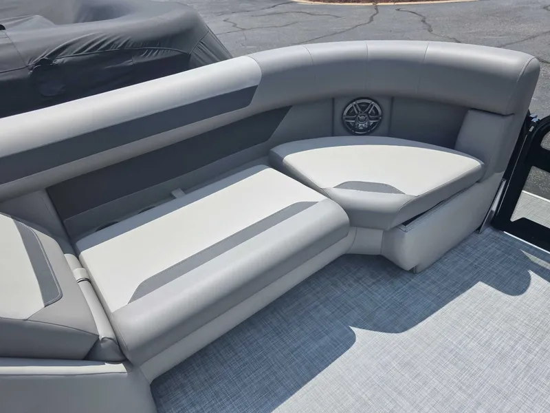 Slide: The Image of Premier 220 SUNSCAPE RL 2025 - 10