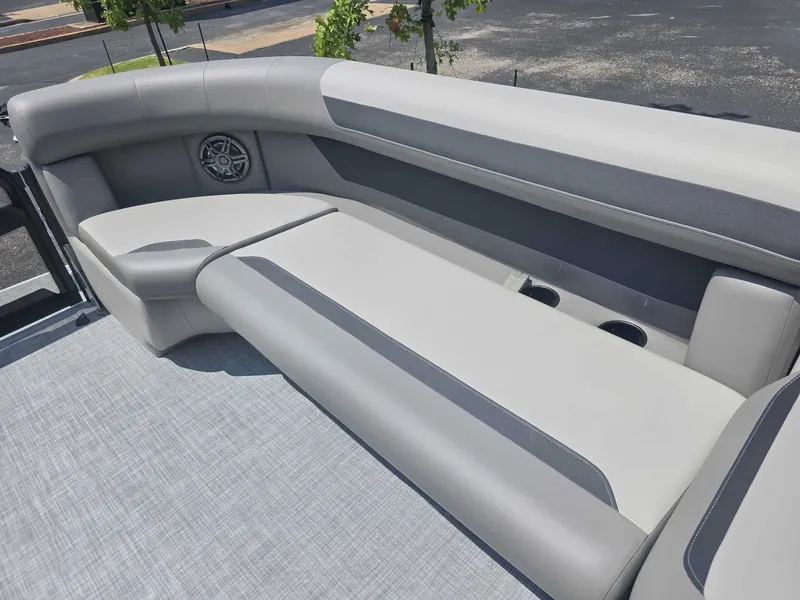 Slide: The Image of Premier 220 SUNSCAPE RL 2025 - 11