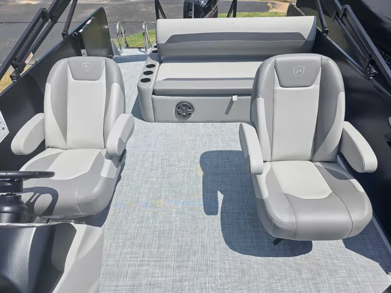 Slide: The Image of Premier 220 SUNSCAPE RL 2025 - 13