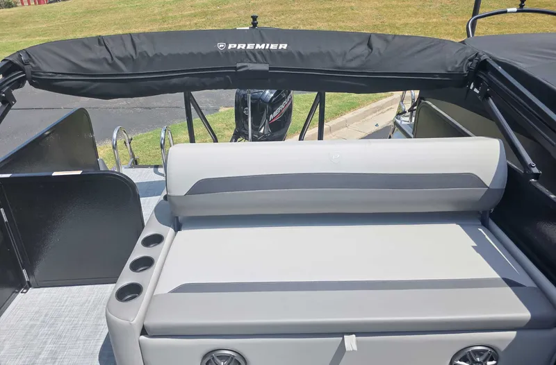 Slide: The Image of Premier 220 SUNSCAPE RL 2025 - 16