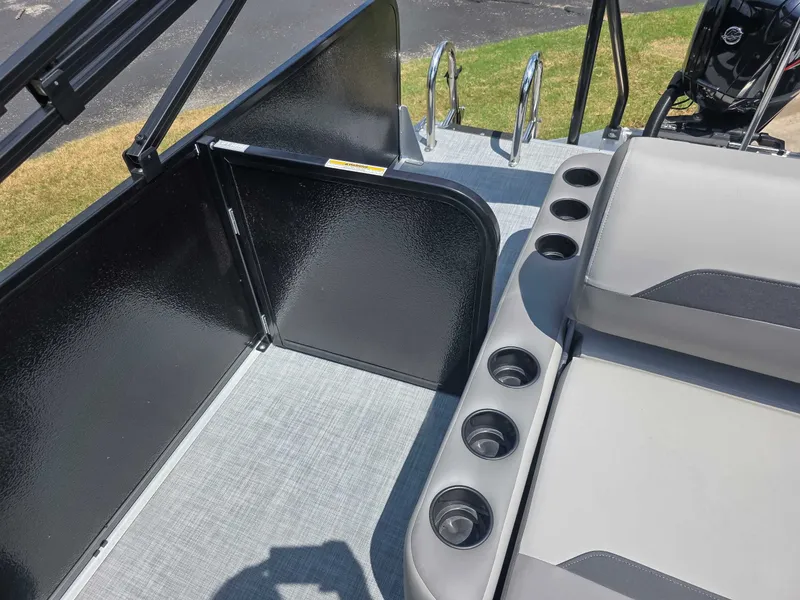 Slide: The Image of Premier 220 SUNSCAPE RL 2025 - 17