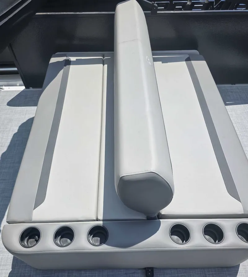 Slide: The Image of Premier 220 SUNSCAPE RL 2025 - 18