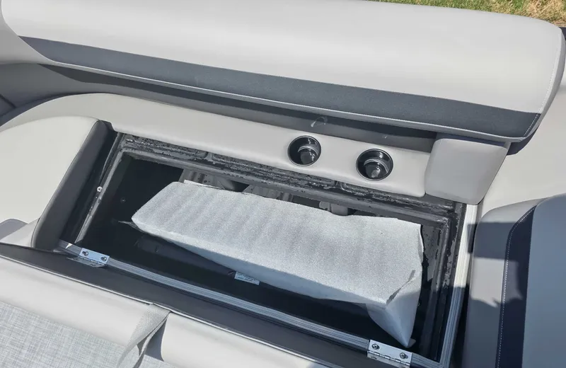 Slide: The Image of Premier 220 SUNSCAPE RL 2025 - 20