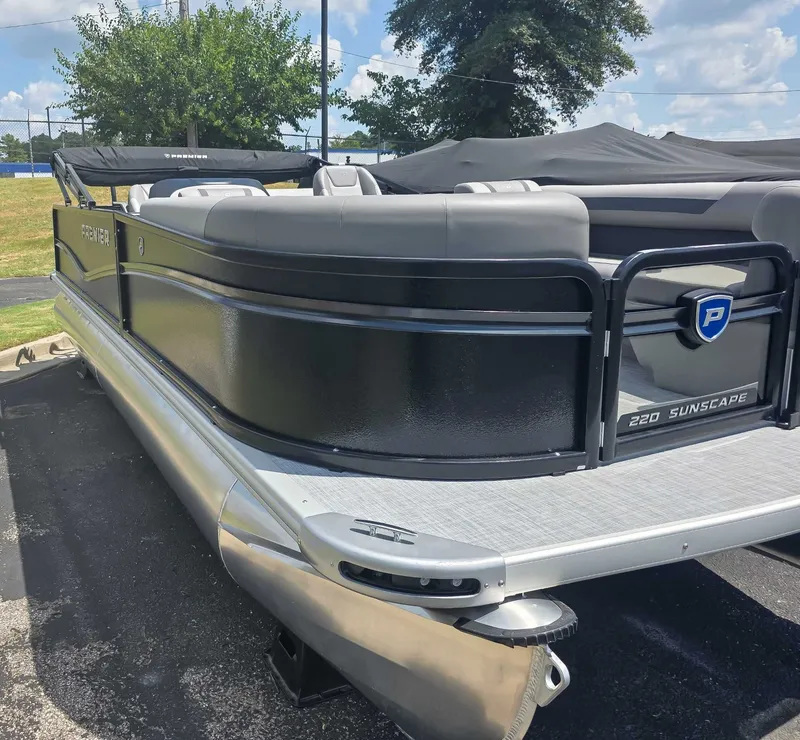 Slide: The Image of Premier 220 SUNSCAPE RL 2025 - 3