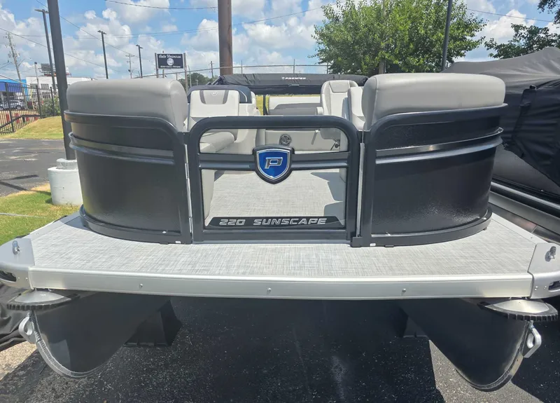 Slide: The Image of Premier 220 SUNSCAPE RL 2025 - 4
