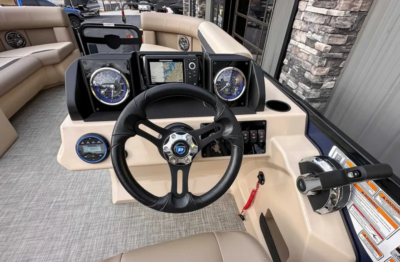 Slide: The Image of Premier 220 SUNSCAPE RL 2025 - 11