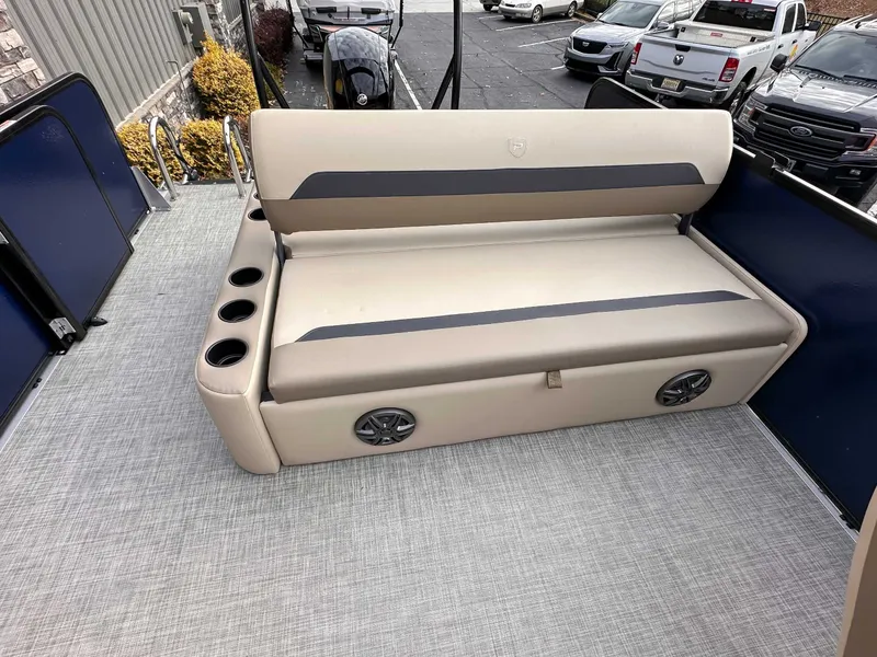 Slide: The Image of Premier 220 SUNSCAPE RL 2025 - 12