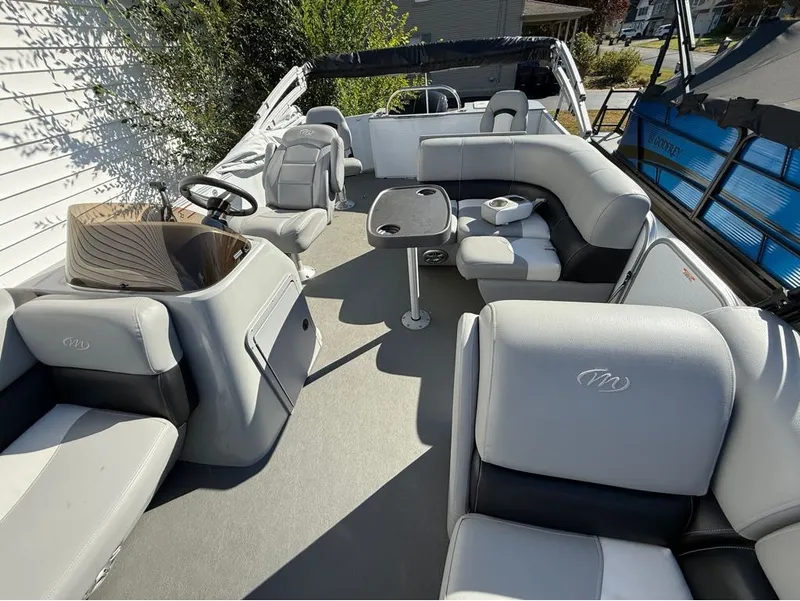 Slide: The Image of Manitou 22 Aurora Angler LE Twin Tube 25 2019 - 1