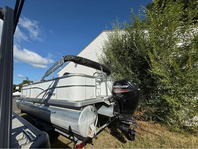 Slide: The Image of Manitou 22 Aurora Angler LE Twin Tube 25 2019 - 11