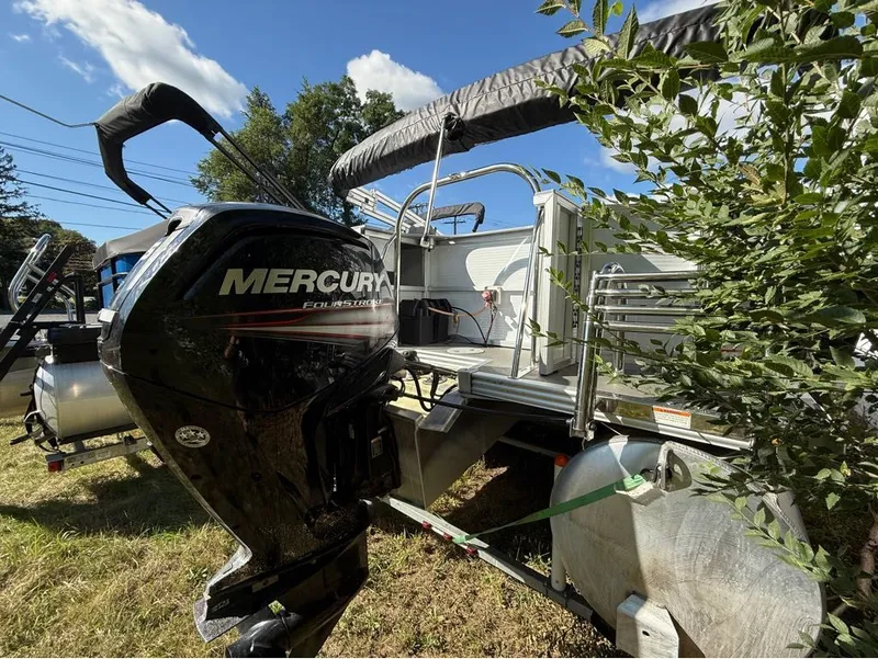 Slide: The Image of Manitou 22 Aurora Angler LE Twin Tube 25 2019 - 12