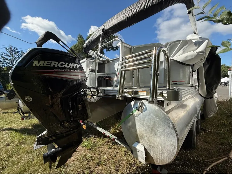 Slide: The Image of Manitou 22 Aurora Angler LE Twin Tube 25 2019 - 13