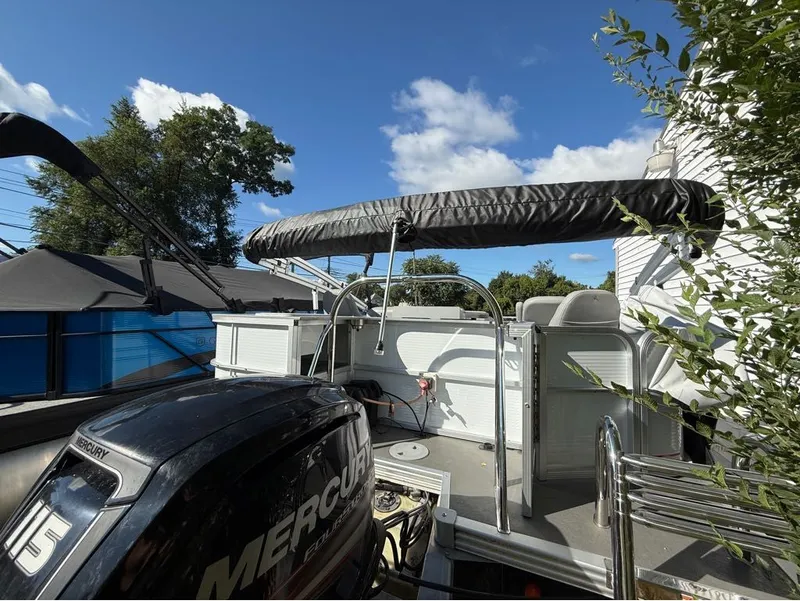 Slide: The Image of Manitou 22 Aurora Angler LE Twin Tube 25 2019 - 15