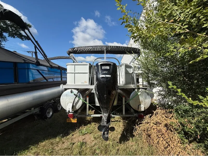 Slide: The Image of Manitou 22 Aurora Angler LE Twin Tube 25 2019 - 16