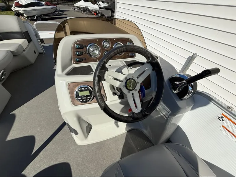 Slide: The Image of Manitou 22 Aurora Angler LE Twin Tube 25 2019 - 17