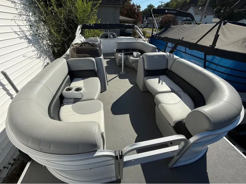 Slide: The Image of Manitou 22 Aurora Angler LE Twin Tube 25 2019 - 19