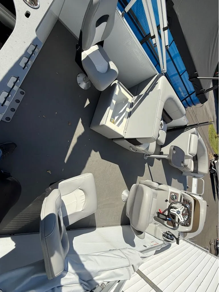 Slide: The Image of Manitou 22 Aurora Angler LE Twin Tube 25 2019 - 7