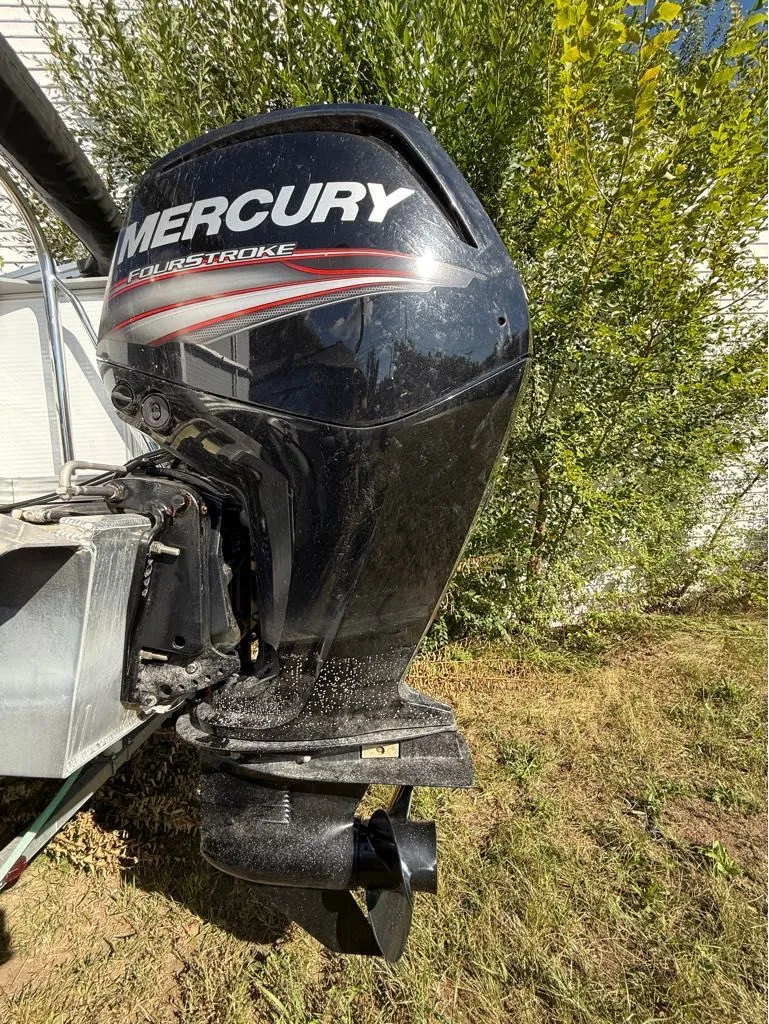 Slide: The Image of Manitou 22 Aurora Angler LE Twin Tube 25 2019 - 8