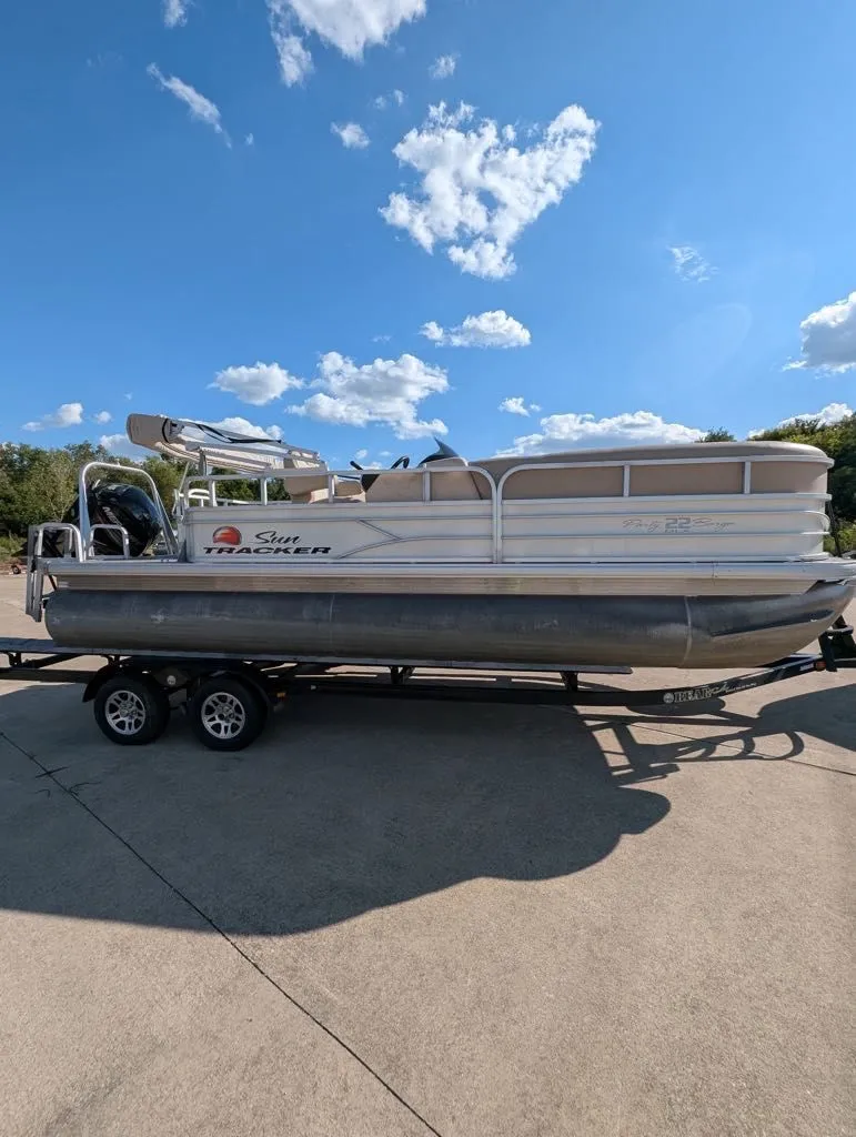 Slide: The Image of Sun Tracker Party Barge 22 DLX 2016 - 4