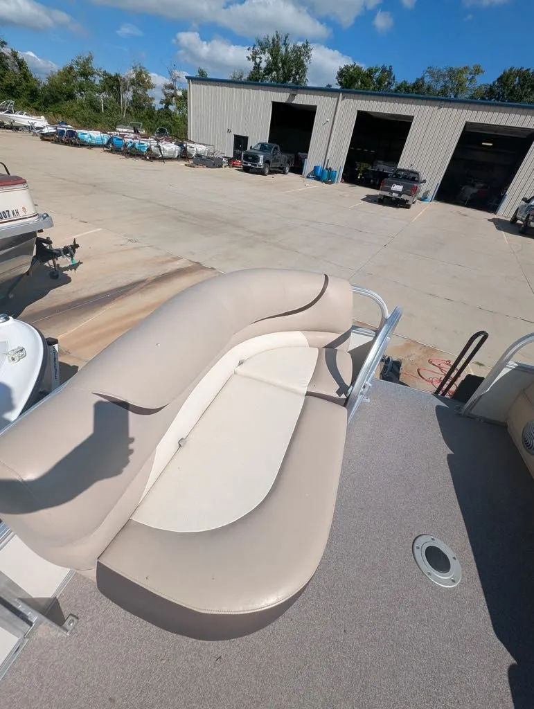 Slide: The Image of Sun Tracker Party Barge 22 DLX 2016 - 6