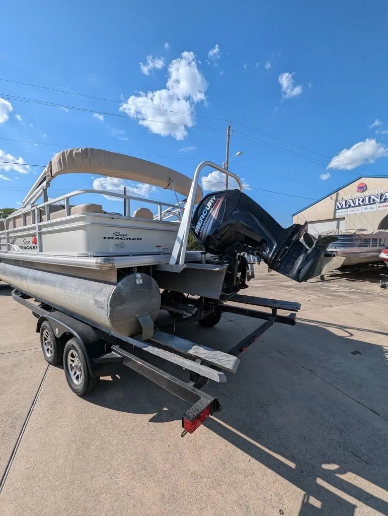 Slide: The Image of Sun Tracker Party Barge 22 DLX 2016 - 8