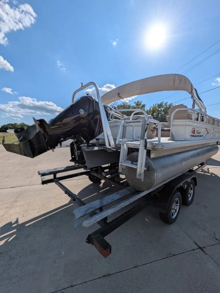 Slide: The Image of Sun Tracker Party Barge 22 DLX 2016 - 9