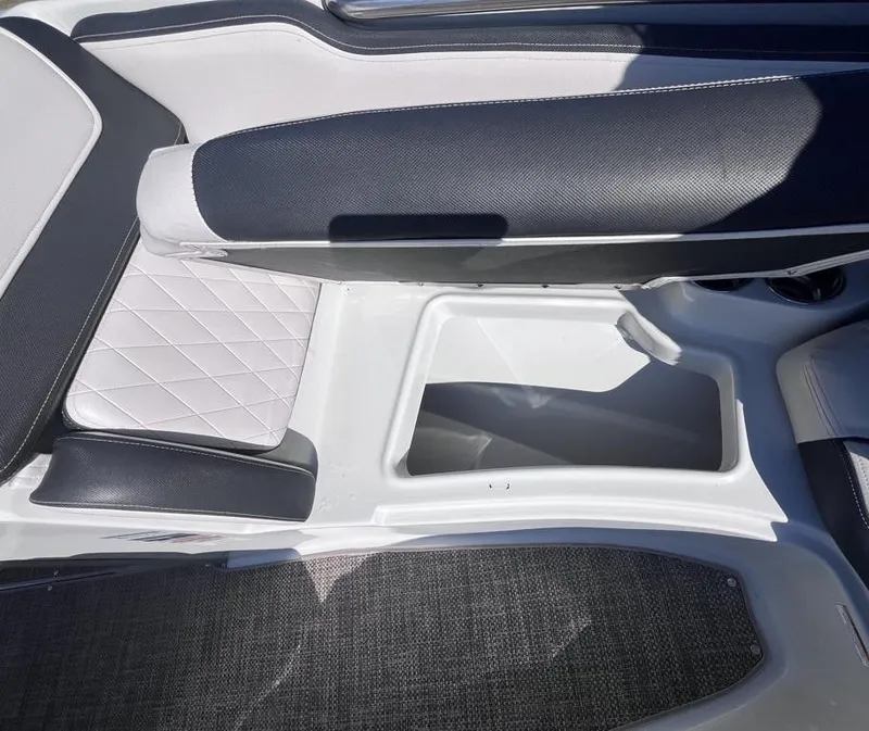 Slide: The Image of Crownline Boats 215 SS 2018 - 14