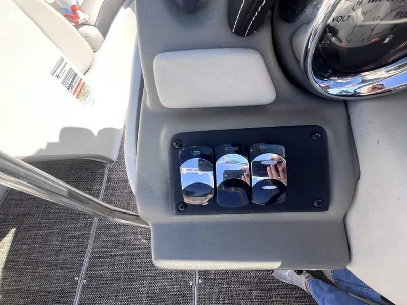 Slide: The Image of Crownline Boats 215 SS 2018 - 24