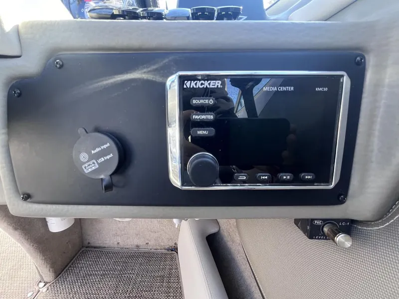 Slide: The Image of Crownline Boats 215 SS 2018 - 26