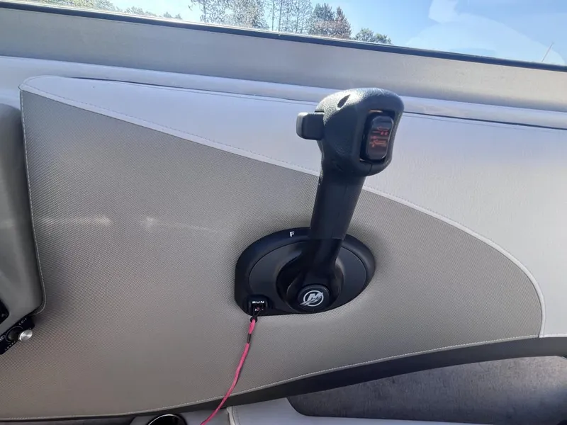 Slide: The Image of Crownline Boats 215 SS 2018 - 27