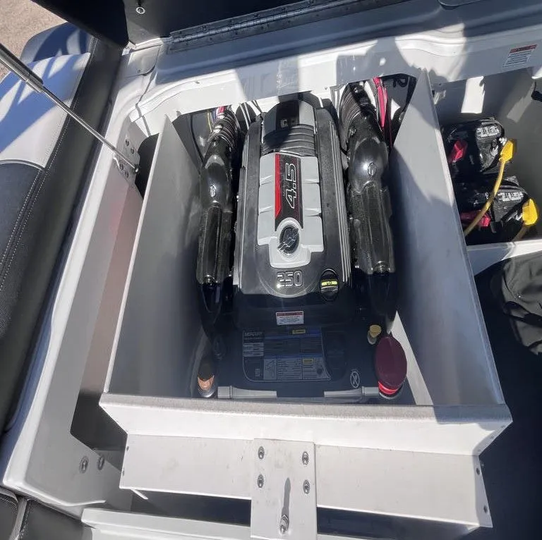 Slide: The Image of Crownline Boats 215 SS 2018 - 32