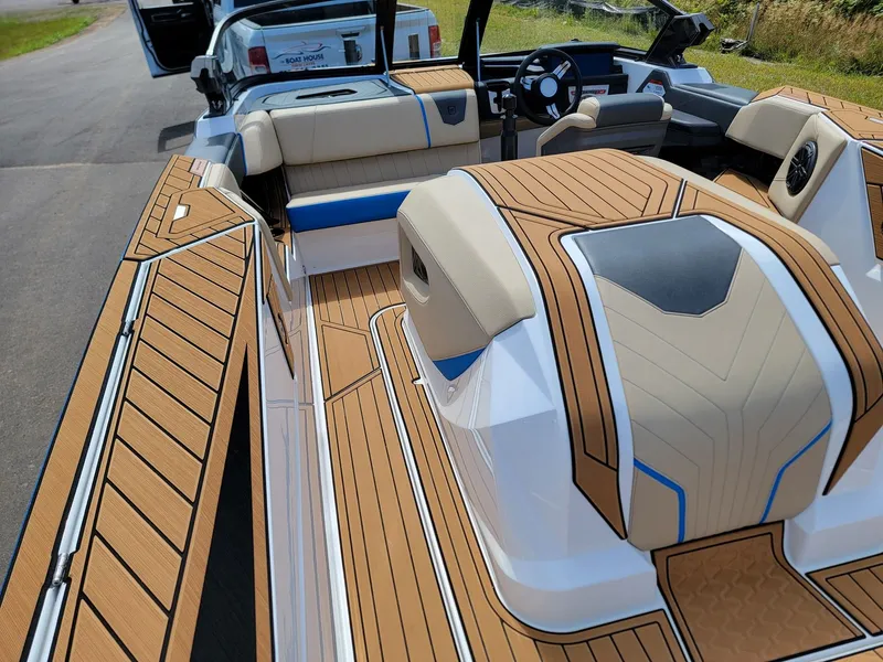 Slide: The Image of Nautique Ski Closed Bow 2025 - 7