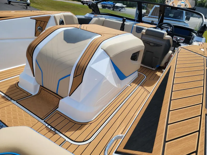 Slide: The Image of Nautique Ski Closed Bow 2025 - 8