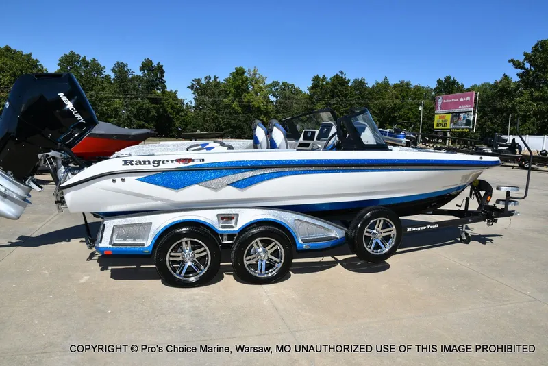 Slide: The Image of Ranger 621FS Pro w/400HP Mercury Verado V-10 2026 - 18