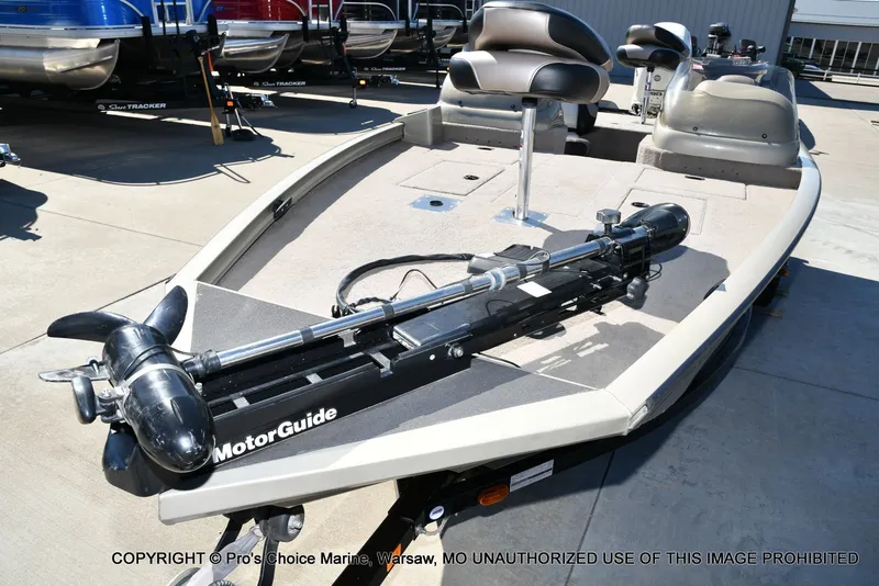 Slide: The Image of Lowe 180W Dual Console w/90HP 4 Stroke 2005 - 27