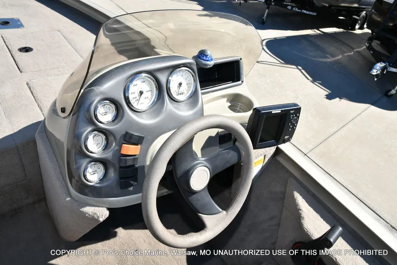 Slide: The Image of Lowe 180W Dual Console w/90HP 4 Stroke 2005 - 43