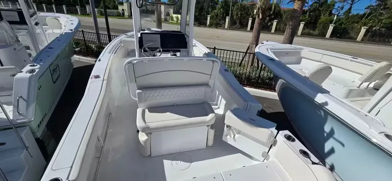 Slide: The Image of Sea Hunt Ultra 245 SE 2026 - 10