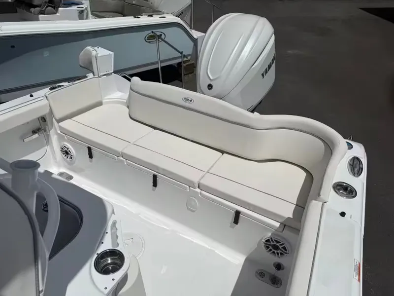 Slide: The Image of Sea Hunt Ultra 245 SE 2026 - 6